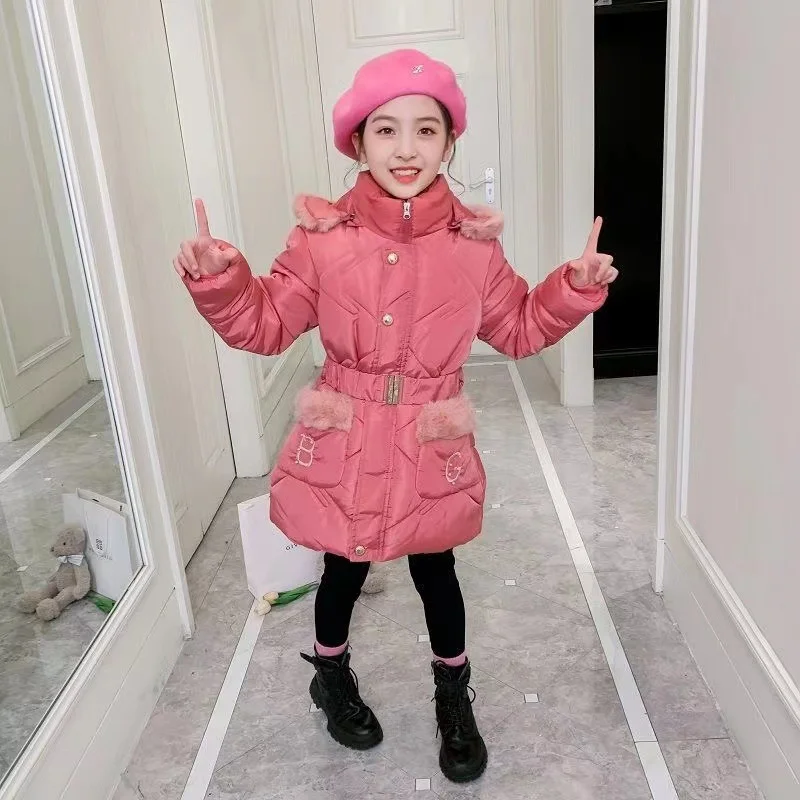 2023 Новая зимняя куртка для девочек в длинной секции мягкой утолщенной хлопчатобумажной одежды иностранного стиля Пальто для маленьких детей