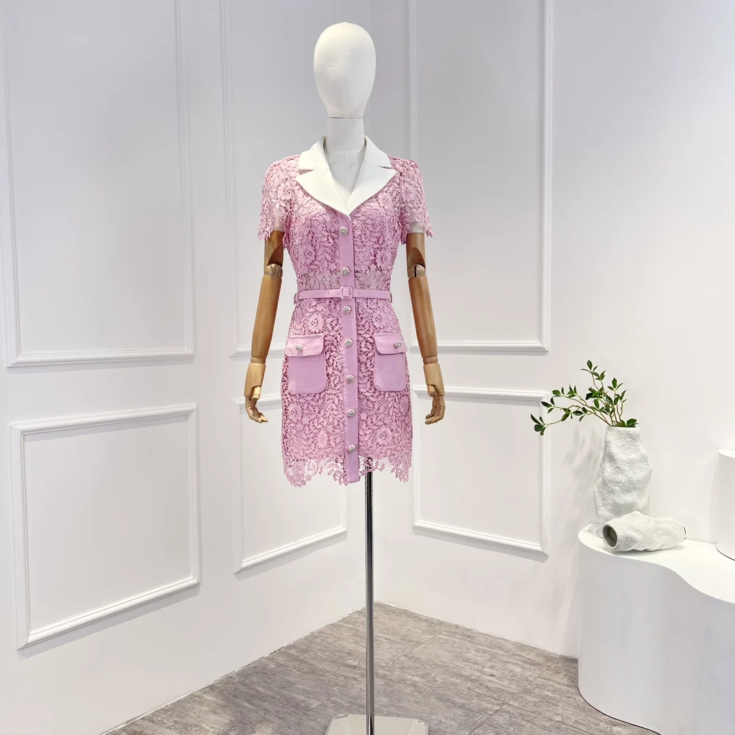 2023 Новейшее розовое кружевное платье с коротким рукавом и коротким рукавом, лоскутное шитье, бриллиантовые пуговицы, пояс на талии, мини-платье для лета