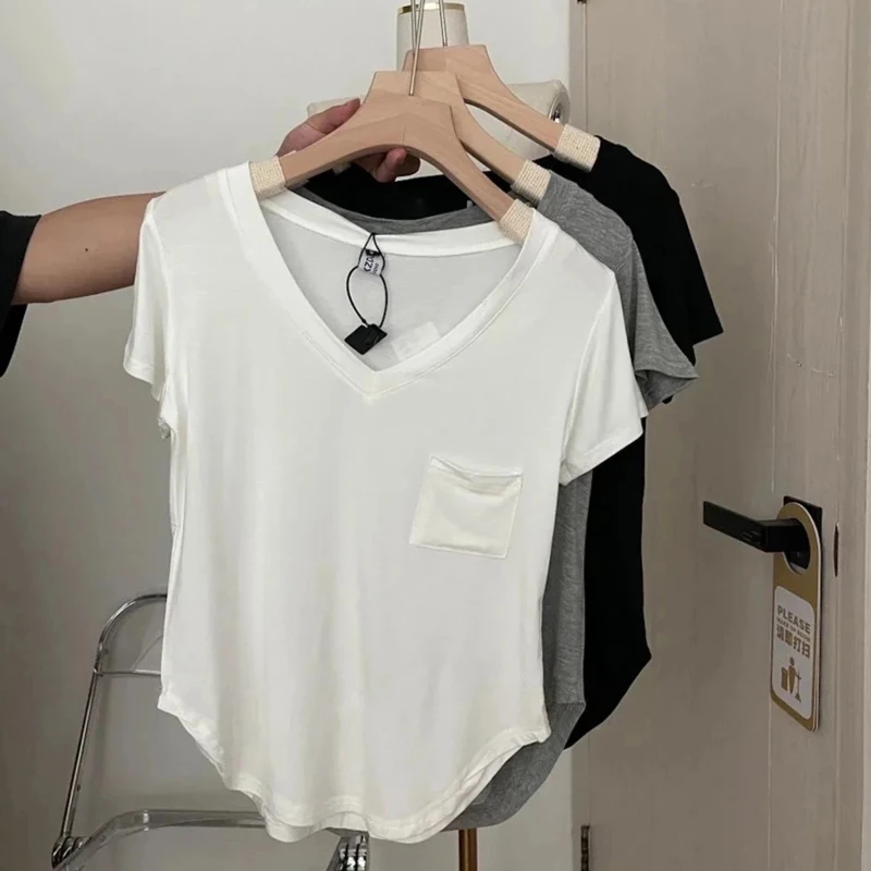 Женская сексуальная футболка Однотонный тонкий укороченный топ Летняя одежда Корейские дамы Эстетические карманы Асимметричный V-образный вырез с коротким рукавом