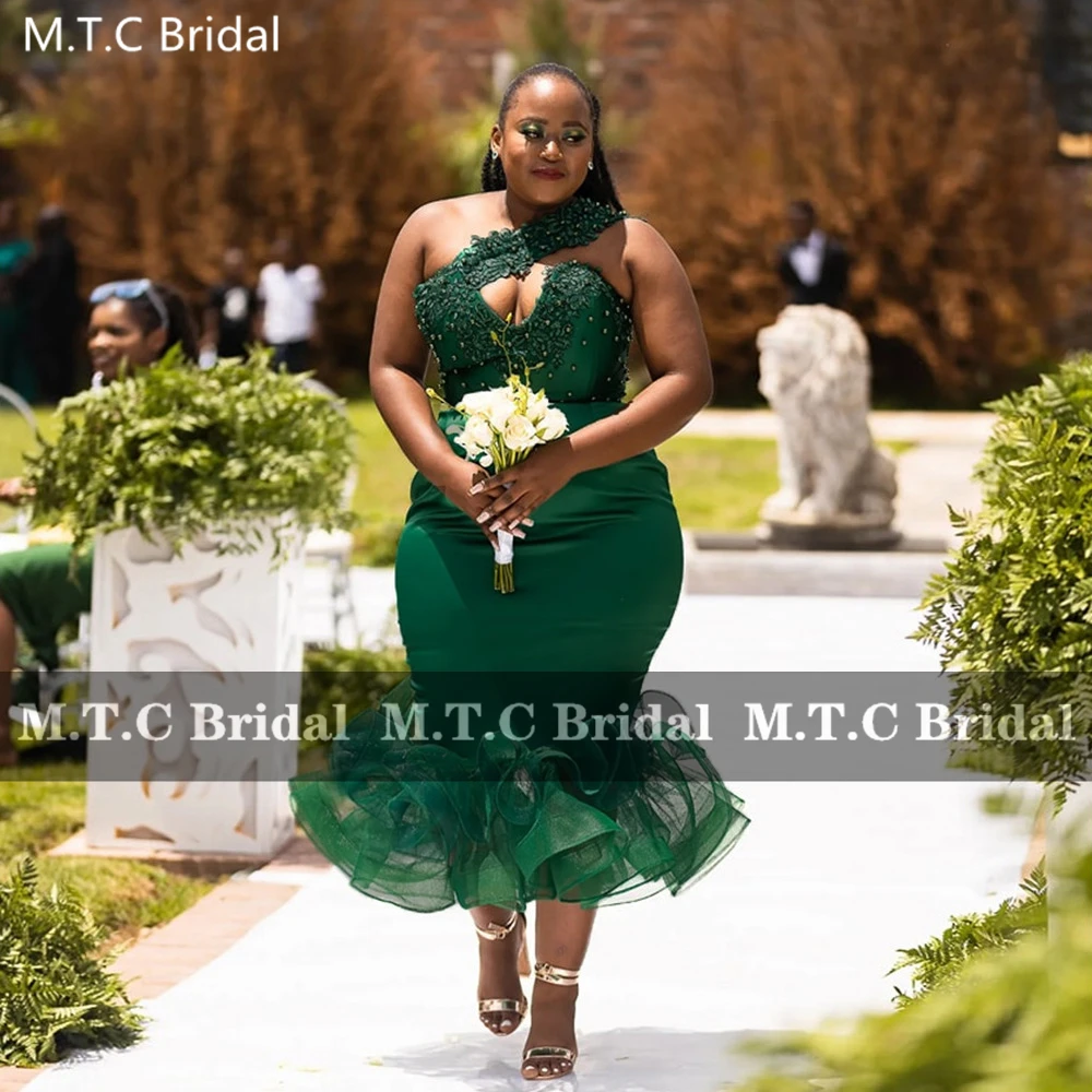  Новейшие короткие зеленые платья подружек невесты для чернокожих женщин Русалка на одно плечо Шикарные аппликации из бисера Платья для фрейлин