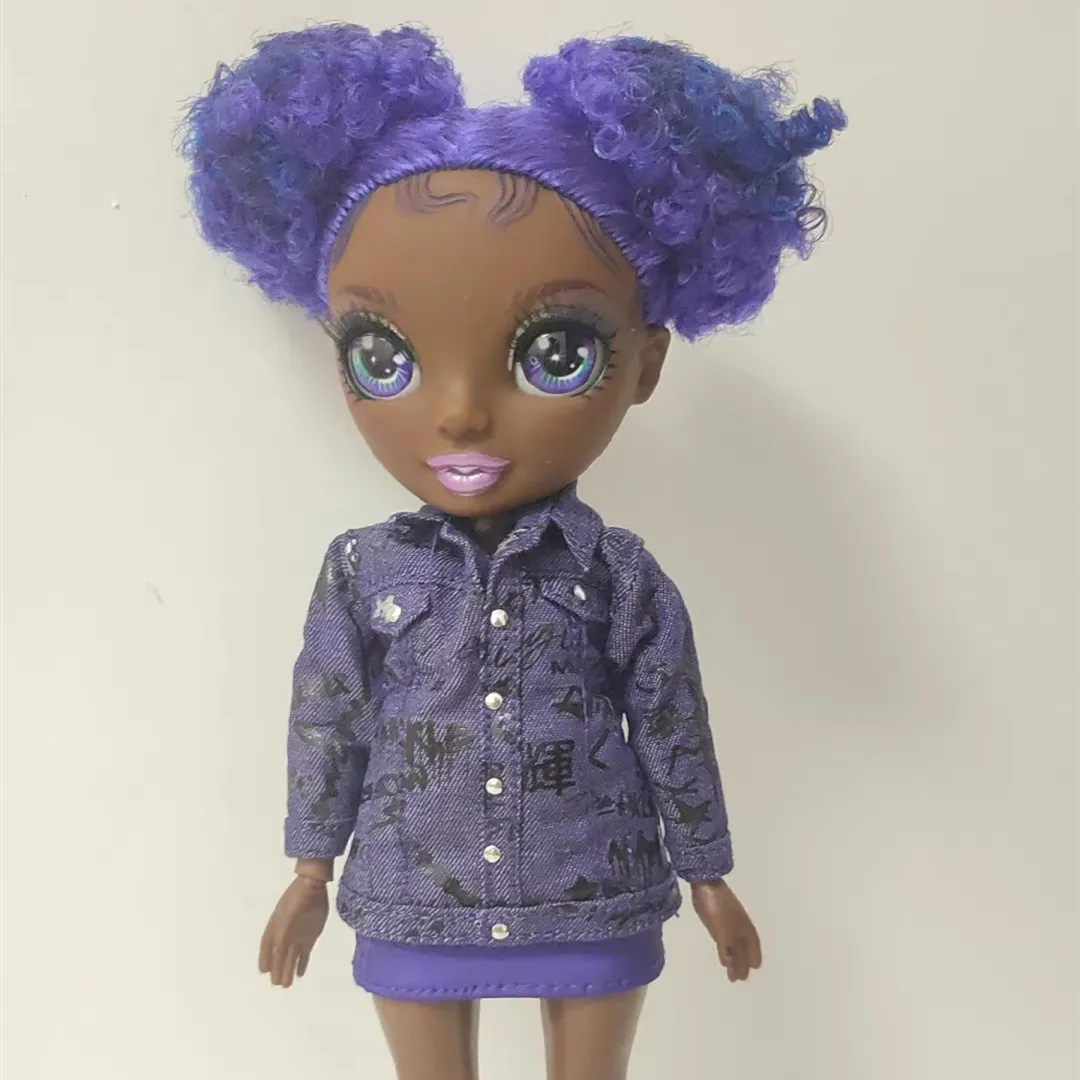 Оригинальная кукла LOL OMG радужная девочка Фиолетовая шаровая голова Коричневая кожа Фиолетовые глаза 3D глаза 11 совместная кукла старшей школы старшей сестры